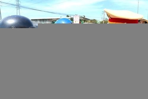 CSGT 'đội nắng' tặng nước suối, khăn lạnh cho du khách đến Tây Ninh