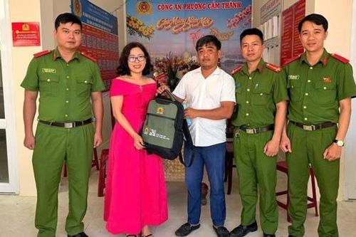 Công an Quảng Ngãi hỗ trợ phụ nữ tìm lại hành lý thất lạc có giá trị