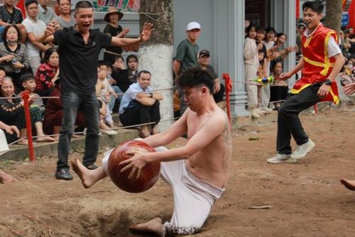 Sôi động hội vật cầu Thúy Lĩnh đầu Xuân 2026