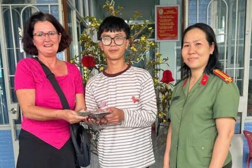 Nhặt được ví da, nữ du khách nước ngoài trình báo Công an tìm kiếm người đánh rơi