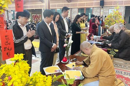 Hàng vạn người đến chùa xin chữ đầu năm mới ở Nghệ An