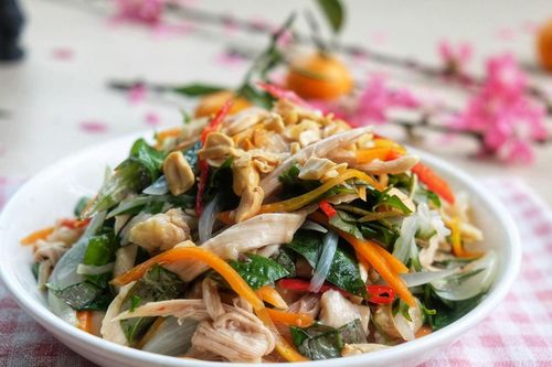 Cách làm gỏi gà xé phay giải cứu gà sau Tết