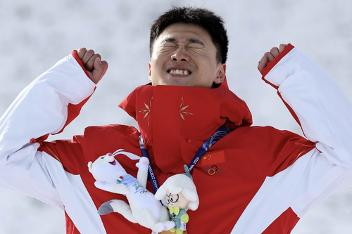 Hai vợ chồng người Trung Quốc cùng giành HCV môn trượt tuyết tự do Olympic