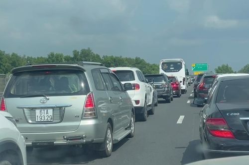 Nhiều cao tốc, quốc lộ phía Nam ùn tắc, người dân loay hoay tìm đường về nhà