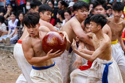 Trai tráng mình trần vật cầu 20kg, tranh tài nảy lửa tại hội làng Thúy Lĩnh