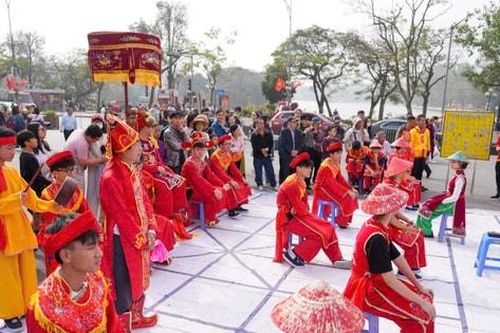 Rộn ràng lễ hội 'Cờ người - Nét đẹp văn hóa truyền thống Việt' giữa Thủ đô