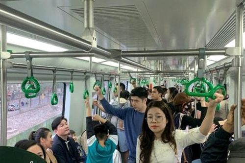 Metro và các tuyến buýt kết nối điểm du lịch kín khách