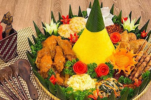 Người Indonesia tìm sự an yên ngay từ bữa cơm đầu năm