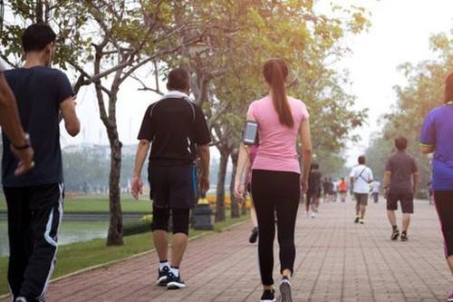 Đi bộ đầu xuân – Cách đơn giản giảm trạng thái trì trệ sau Tết
