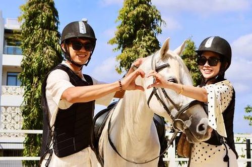Du khách xếp hàng chờ cưỡi ngựa cầu may Tết Bính Ngọ
