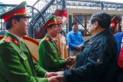 Thủ tướng Chính phủ chúc Tết cán bộ, chiến sĩ Đồn Công an đường sắt Ga Hà Nội