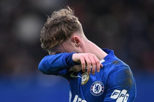 Chelsea tự bắn vào chân trong cuộc đua top 4 với MU