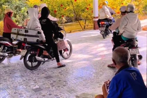 Cảnh ông nội nhìn con cháu rời nhà sau ngày nghỉ Tết gây xúc động