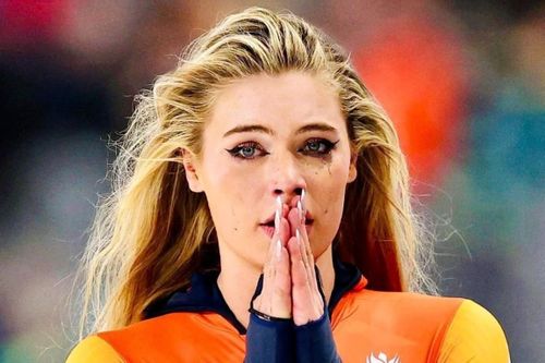 'Nữ hoàng trượt băng' bị chê vì trang điểm đậm khi thi đấu Olympic