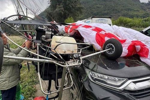 Dù lượn động cơ rơi trúng ôtô ở Hà Giang ngày Tết