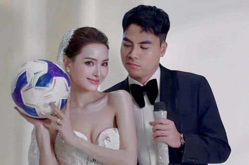 Bạn gái hơn 2 tuổi của cầu thủ Đức Huy khoe ảnh cưới