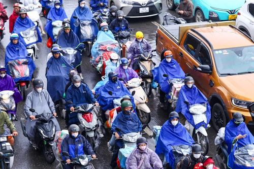 Người dân đội mưa trở lại Thủ đô sau kỳ nghỉ Tết Nguyên đán