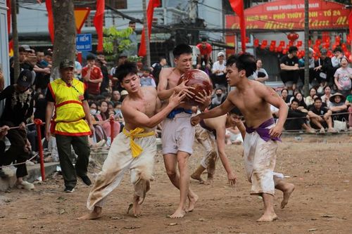 Rộn ràng hội vật cầu Thúy Lĩnh những ngày đầu năm Bính Ngọ