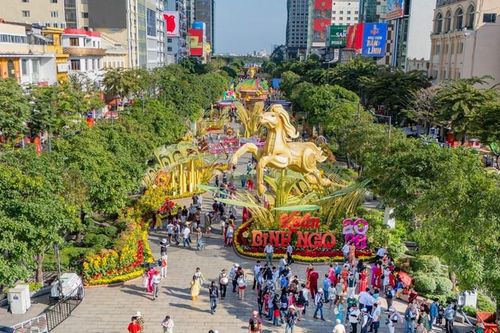 Người dân tranh thủ check-in trước giờ đóng cửa Đường hoa Nguyễn Huệ