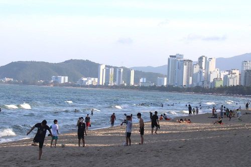 Bất chấp sóng lớn, nhiều du khách vẫn liều mình tắm biển Nha Trang