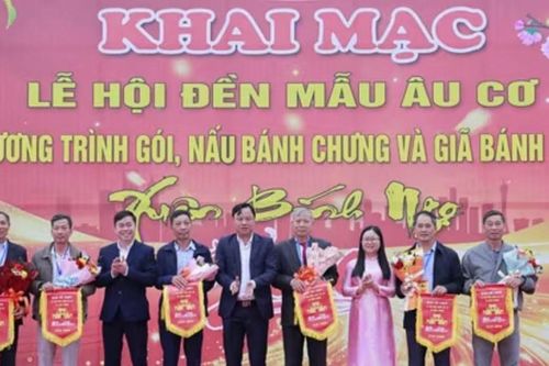 Lễ hội Đền Mẫu Âu Cơ thu hút đông đảo nhân dân và du khách