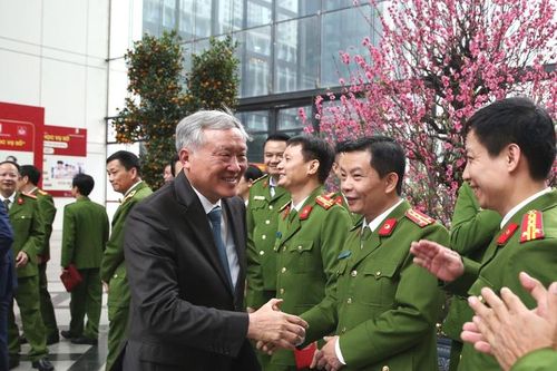 Phó Thủ tướng Thường trực Nguyễn Hòa Bình thăm, chúc Tết cán bộ, chiến sĩ Cục C03