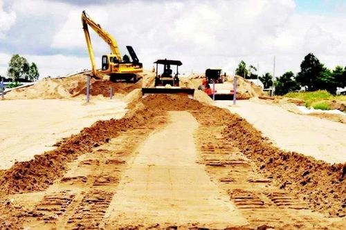 Rộn ràng trên những công trường