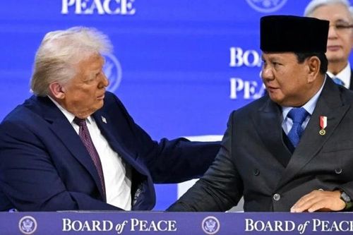 Cái bắt tay nồng ấm
