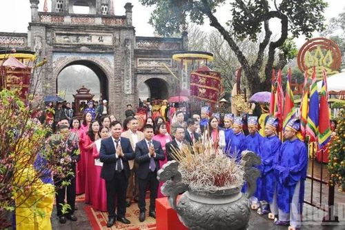 Tưng bừng lễ hội Cổ Loa xuân Bính Ngọ