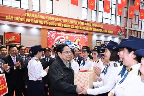 Thủ tướng Phạm Minh Chính kiểm tra công tác phục vụ vận tải dịp Tết tại Ga Hà Nội