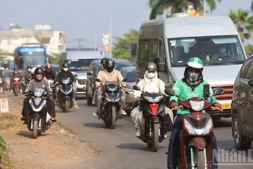 Dòng xe đông đúc qua Đồng Nai ngày cuối đợt nghỉ Tết