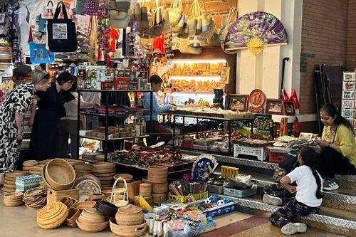 Cung-cầu hàng hóa ngày mùng 6 Tết được bảo đảm
