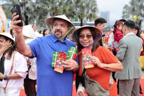 Đà Nẵng chào đón du khách quốc tế đầu tiên 'xông đất' năm mới trong năm mới Bính Ngọ