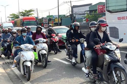 Người dân hối hả trở lại TPHCM