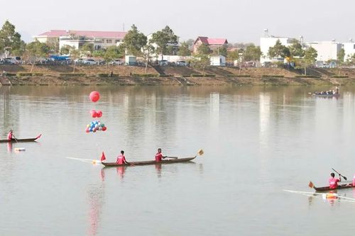 Quảng Ngãi: Sôi nổi giải đua thuyền độc mộc trên sông Đăk Bla