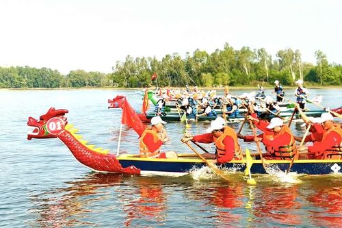 Sôi nổi giải đua thuyền rồng liên xã Hồ Tràm