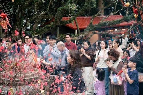 Hàng nghìn người hành hương về Đền Hùng những ngày đầu xuân Bính Ngọ