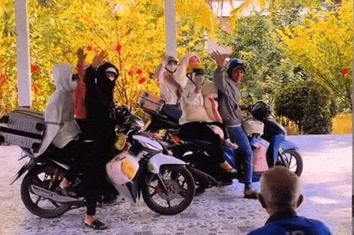 Hết Tết, cảnh ông nội nhìn con cháu rời nhà lên thành phố gây xúc động
