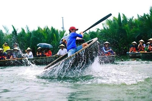 Hội An mê hoặc du khách với điệu múa thúng giữa rừng dừa trên hồ Bảy Mẫu