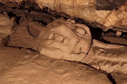 Hơn 70 tượng đất sét cổ lộ diện trong hang động linh thiêng ở Mexico