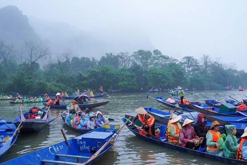 Du khách 'đội mưa' trẩy hội chùa Hương