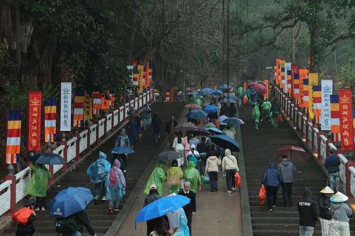 Hôm nay khai Hội chùa Hương 2026: Dòng người rộn ràng đến dự lễ từ sáng sớm