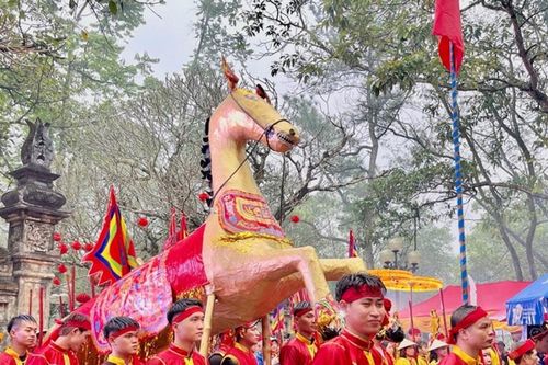 Hàng nghìn người dân và du khách tham dự Lễ hội Gióng đền Sóc