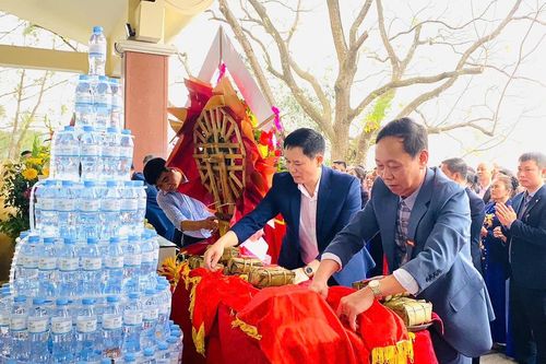 Lễ dâng bánh chưng tri ân bà Hoàng Thị Loan - thân mẫu Chủ tịch Hồ Chí Minh
