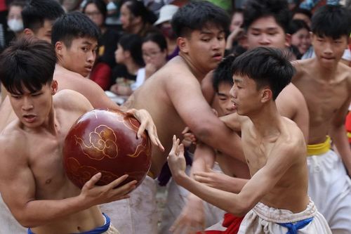 Trai làng cởi trần đấu vật
