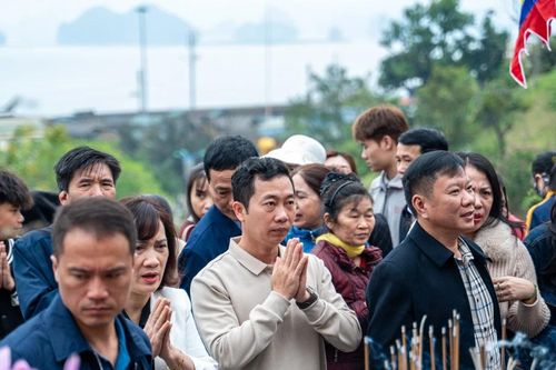 Dòng người chen chúc vào đền Cửa Ông