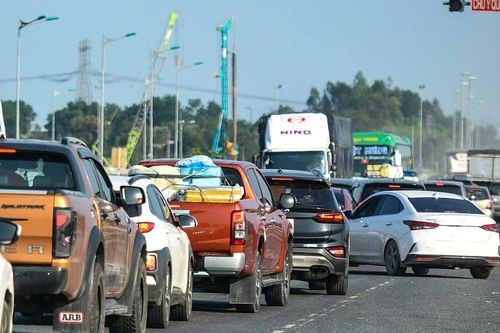 Trở lại sau kỳ nghỉ Tết, ô tô nối dài trên cao tốc dọc miền Trung
