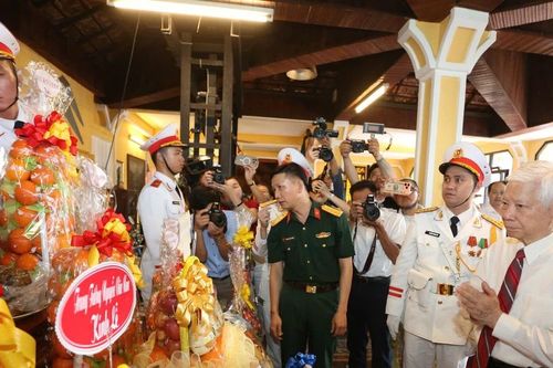 Dâng hương tưởng niệm chiến sĩ Biệt động Sài Gòn