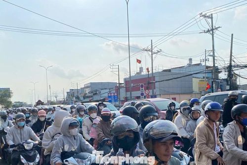 'Mướt mồ hôi', chật vật quay lại TPHCM ngày cuối kỳ nghỉ Tết