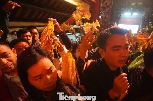 Chen nhau xin lộc hoa tre trong ngày cuối nghỉ Tết